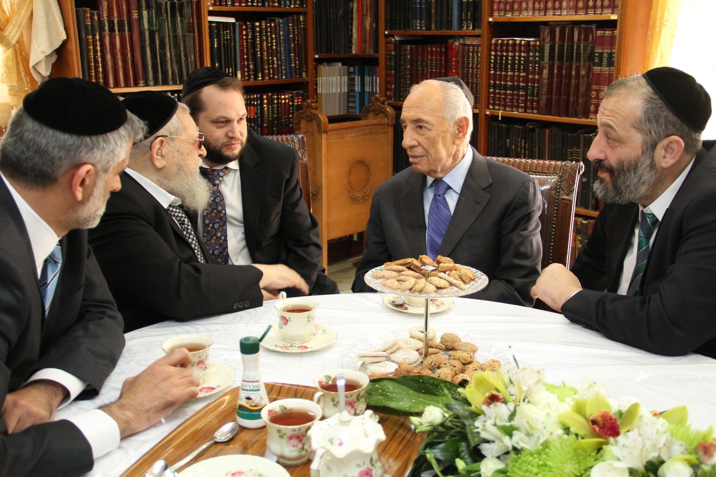 הנשיא פרס אצל הגר"ע: "עלינו לשמור על התורה"