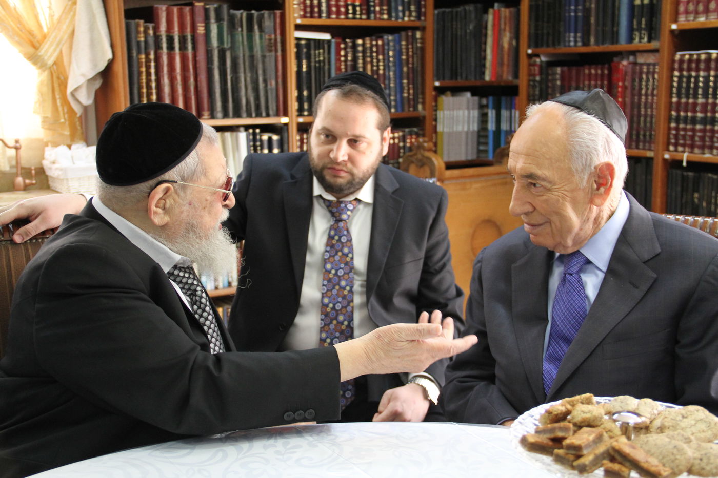 הנשיא פרס אצל הגר"ע: "עלינו לשמור על התורה"