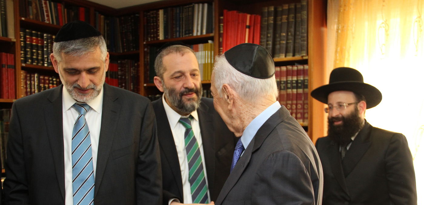 הנשיא פרס אצל הגר"ע: "עלינו לשמור על התורה"