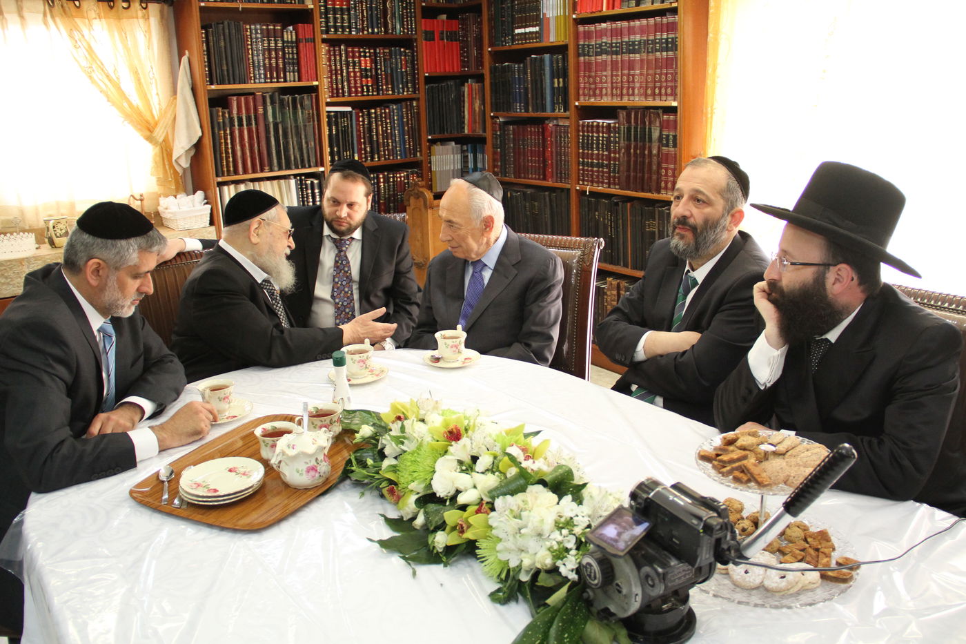 הנשיא פרס אצל הגר"ע: "עלינו לשמור על התורה"