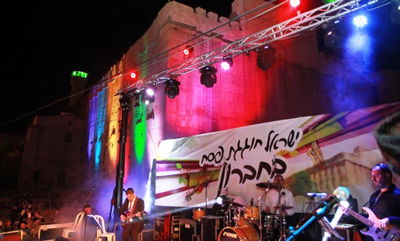 מערת המכפלה מוארת