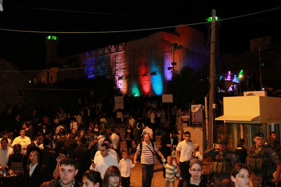 למעלה מ-50,000 איש עלו לחברון בחג הפסח • גלריה