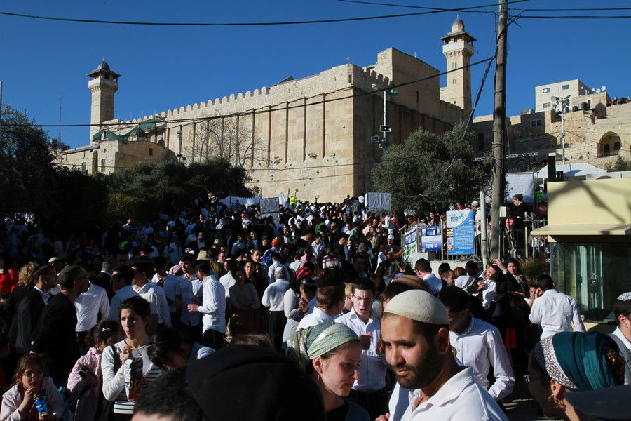 למעלה מ-50,000 איש עלו לחברון בחג הפסח • גלריה