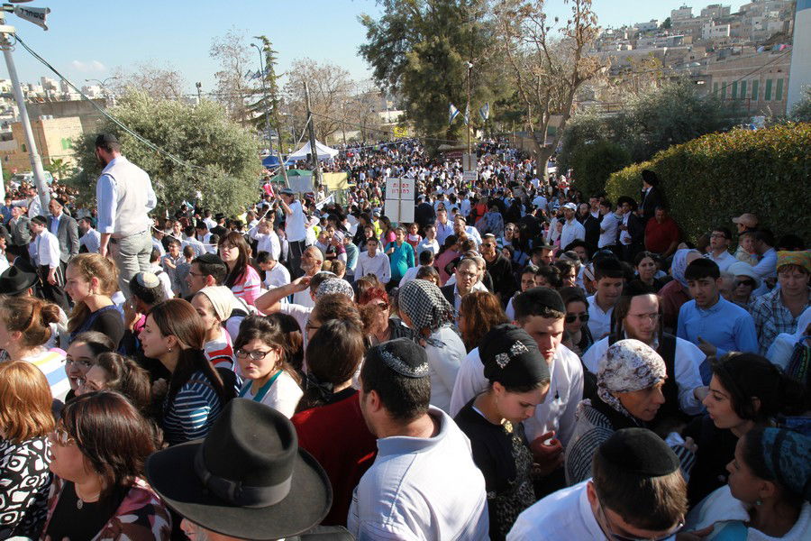 למעלה מ-50,000 איש עלו לחברון בחג הפסח • גלריה