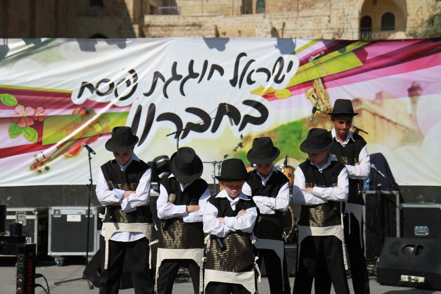 למעלה מ-50,000 איש עלו לחברון בחג הפסח • גלריה