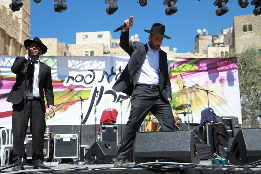 למעלה מ-50,000 איש עלו לחברון בחג הפסח • גלריה