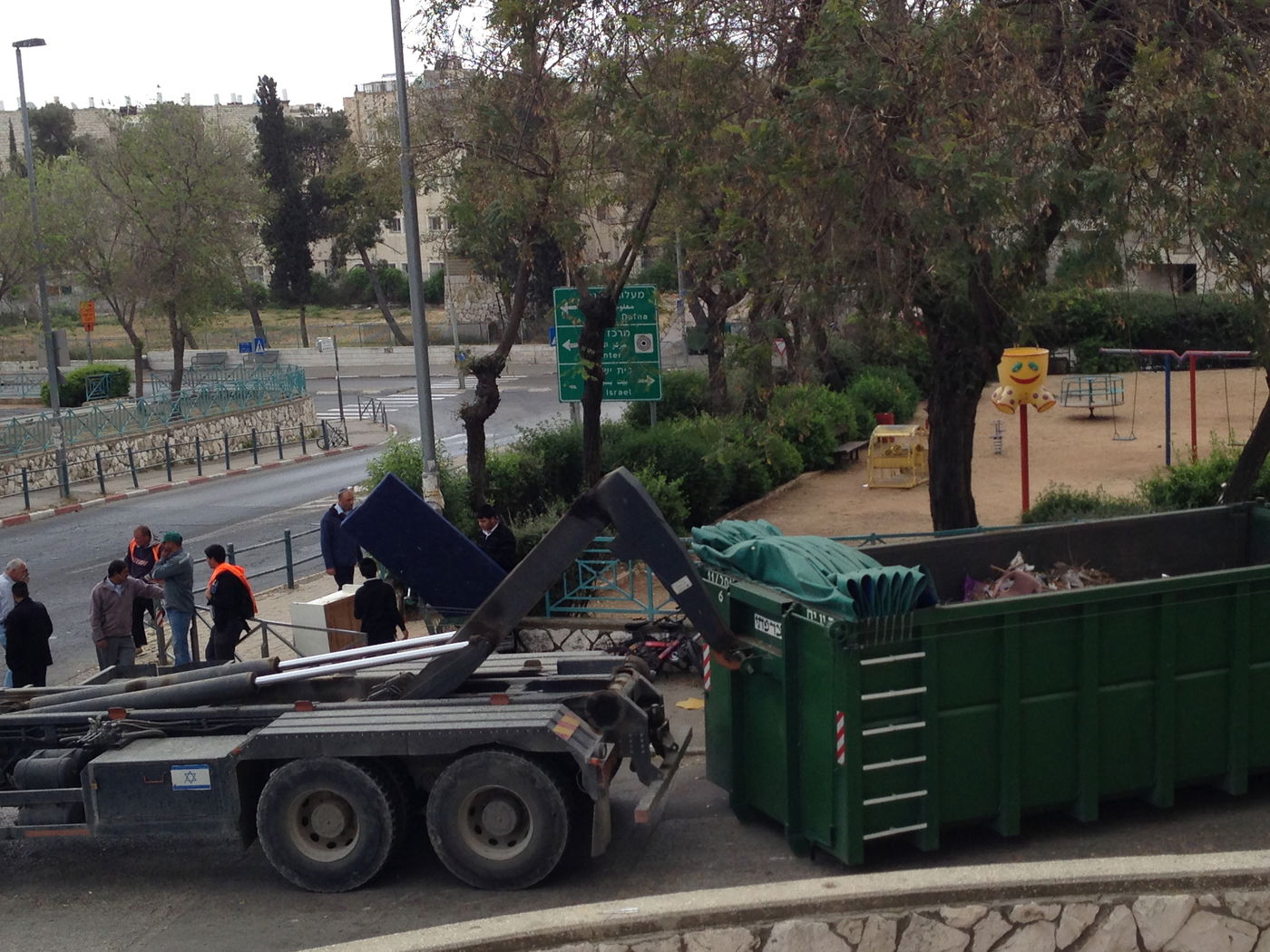 פינוי העצים, הבוקר