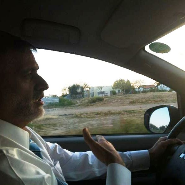 אלי ישי נוהג למשפחה