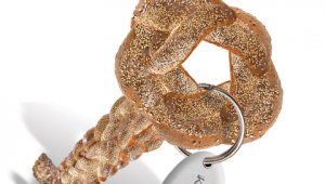 הסוד לסגולת השבת: מדוע חלות מפתח מביאות פרנסה