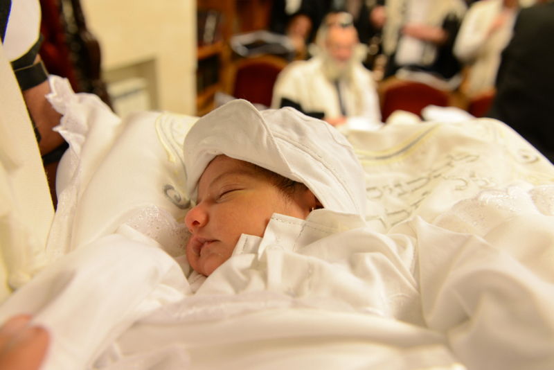 צפו: ברית לבן הזמר אביעד גיל