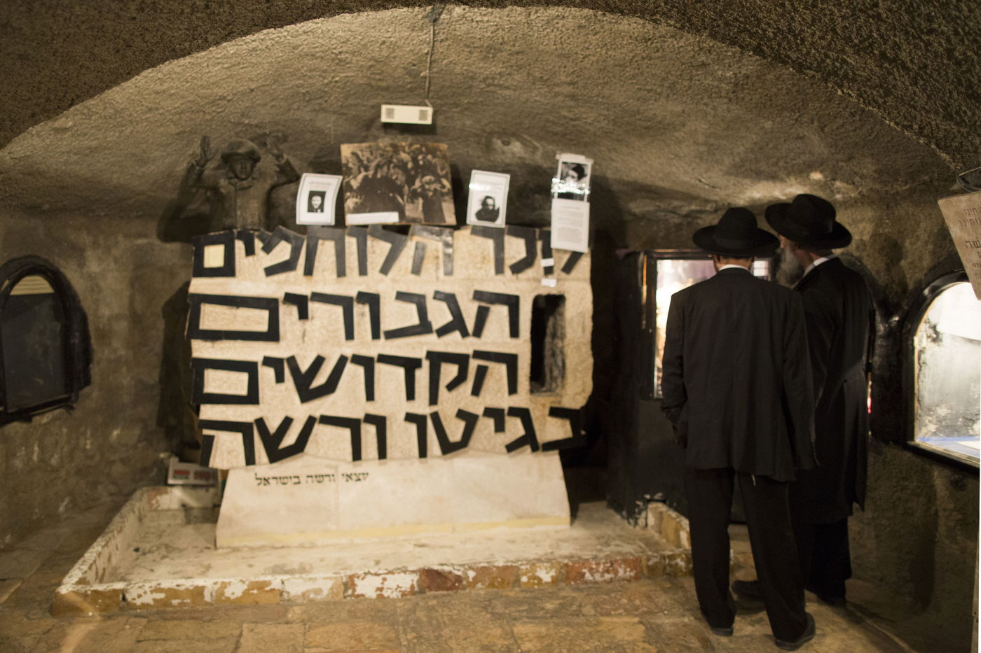 ערב יום השואה: חרדים מבקרים ב"מרתף השואה"