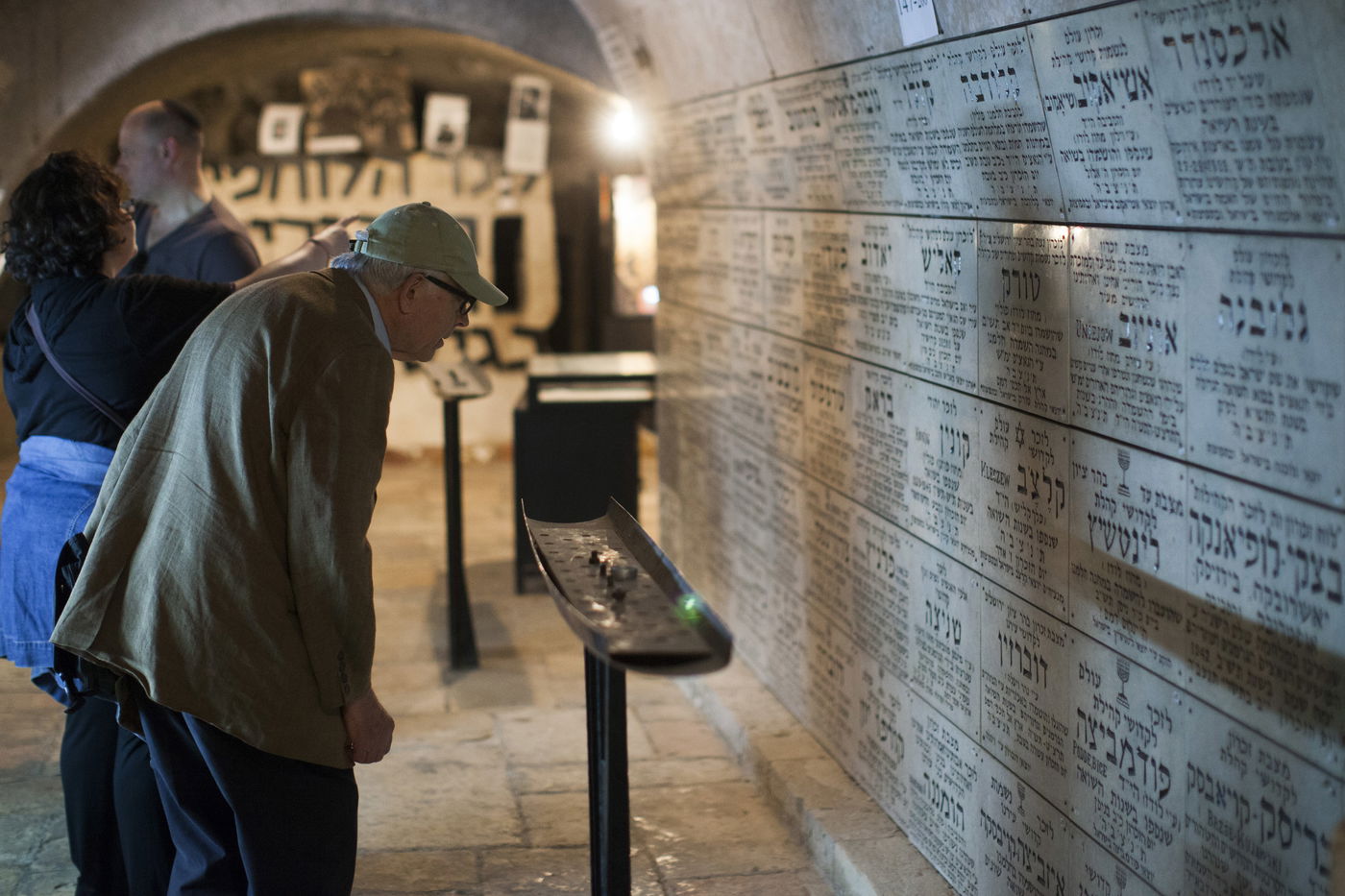 ערב יום השואה: חרדים מבקרים ב"מרתף השואה"