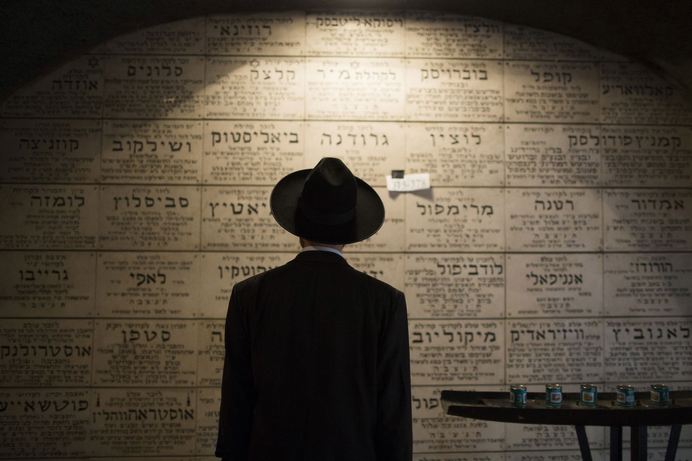 ערב יום השואה: חרדים מבקרים ב"מרתף השואה"