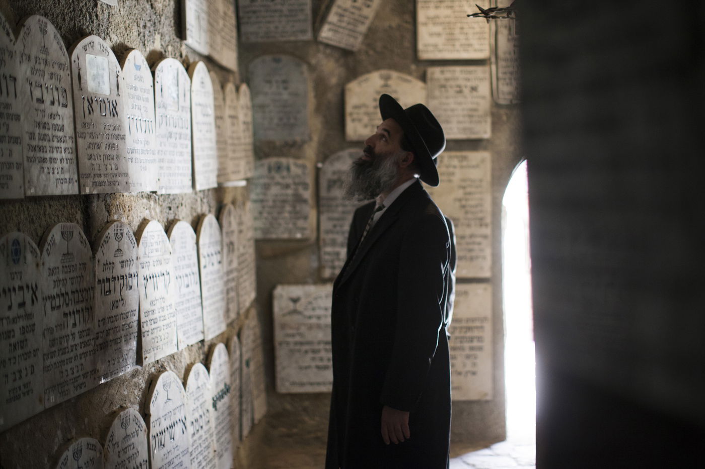 ערב יום השואה: חרדים מבקרים ב"מרתף השואה"