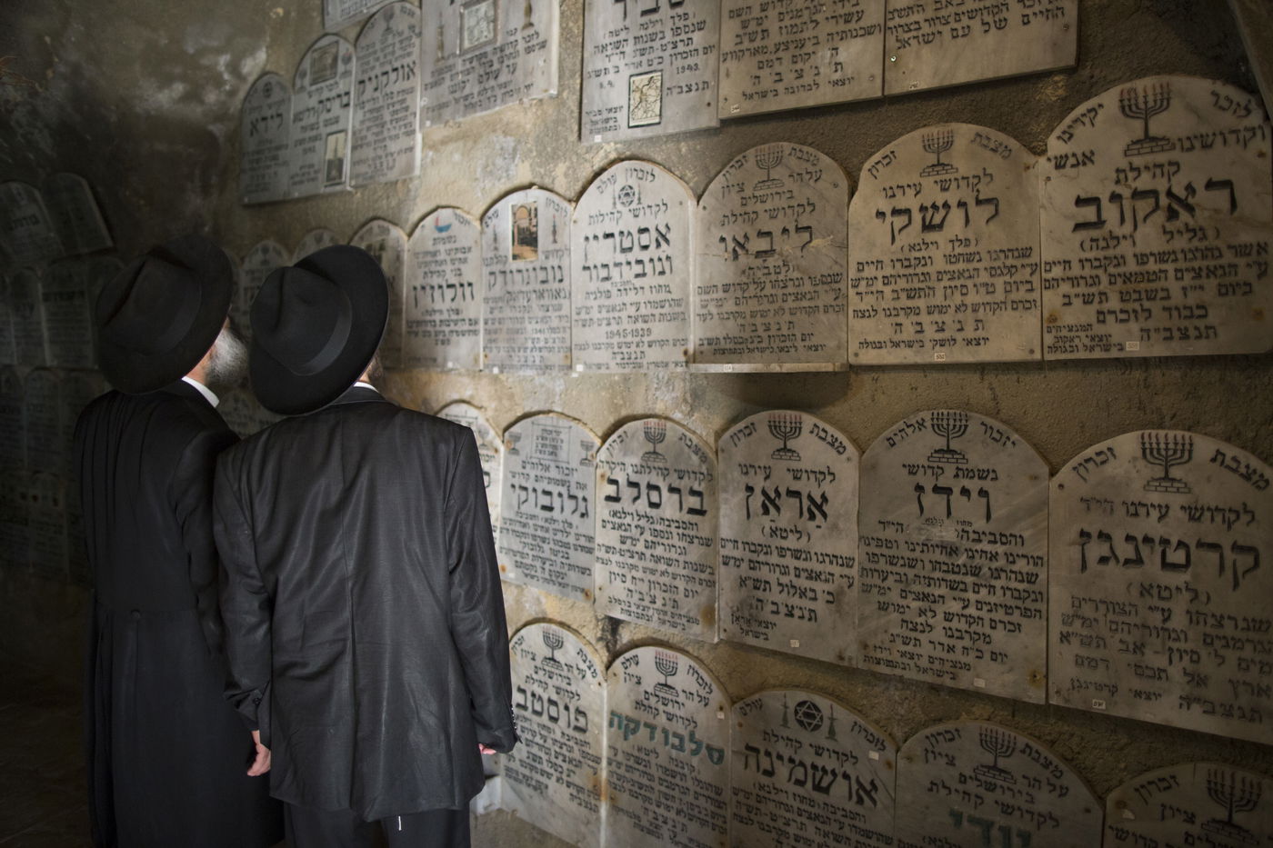 ערב יום השואה: חרדים מבקרים ב"מרתף השואה"