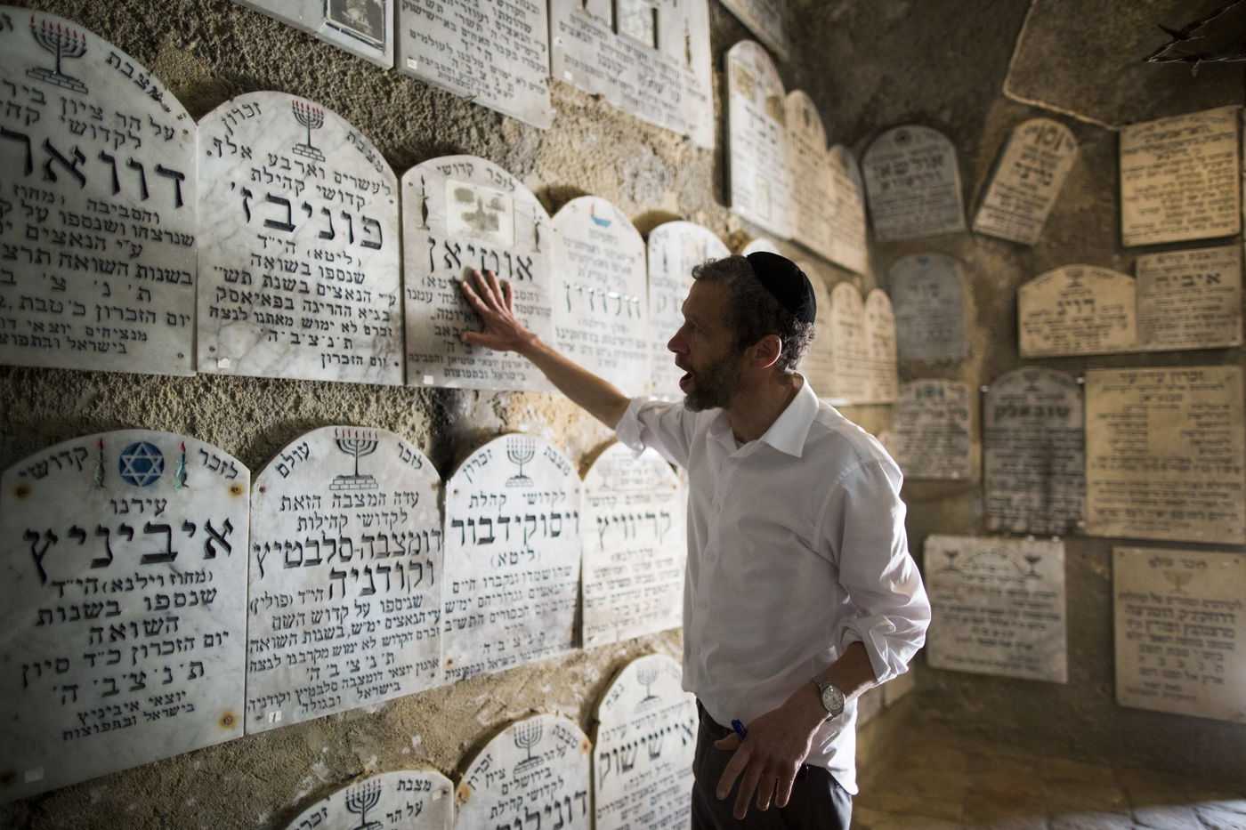 ערב יום השואה: חרדים מבקרים ב"מרתף השואה"