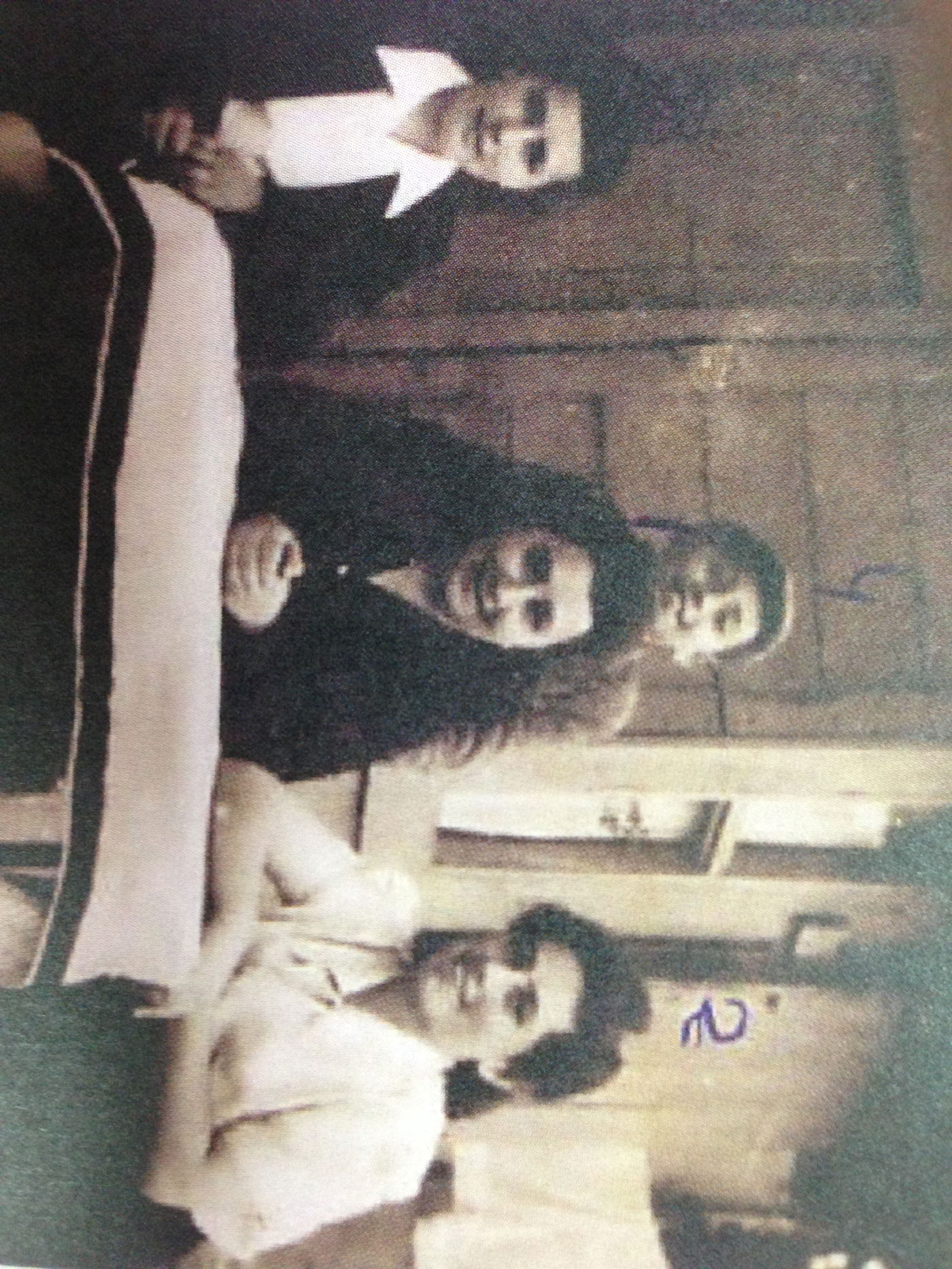 בבתי הונגרין. חנה בלאו (משמאל) עם אמה