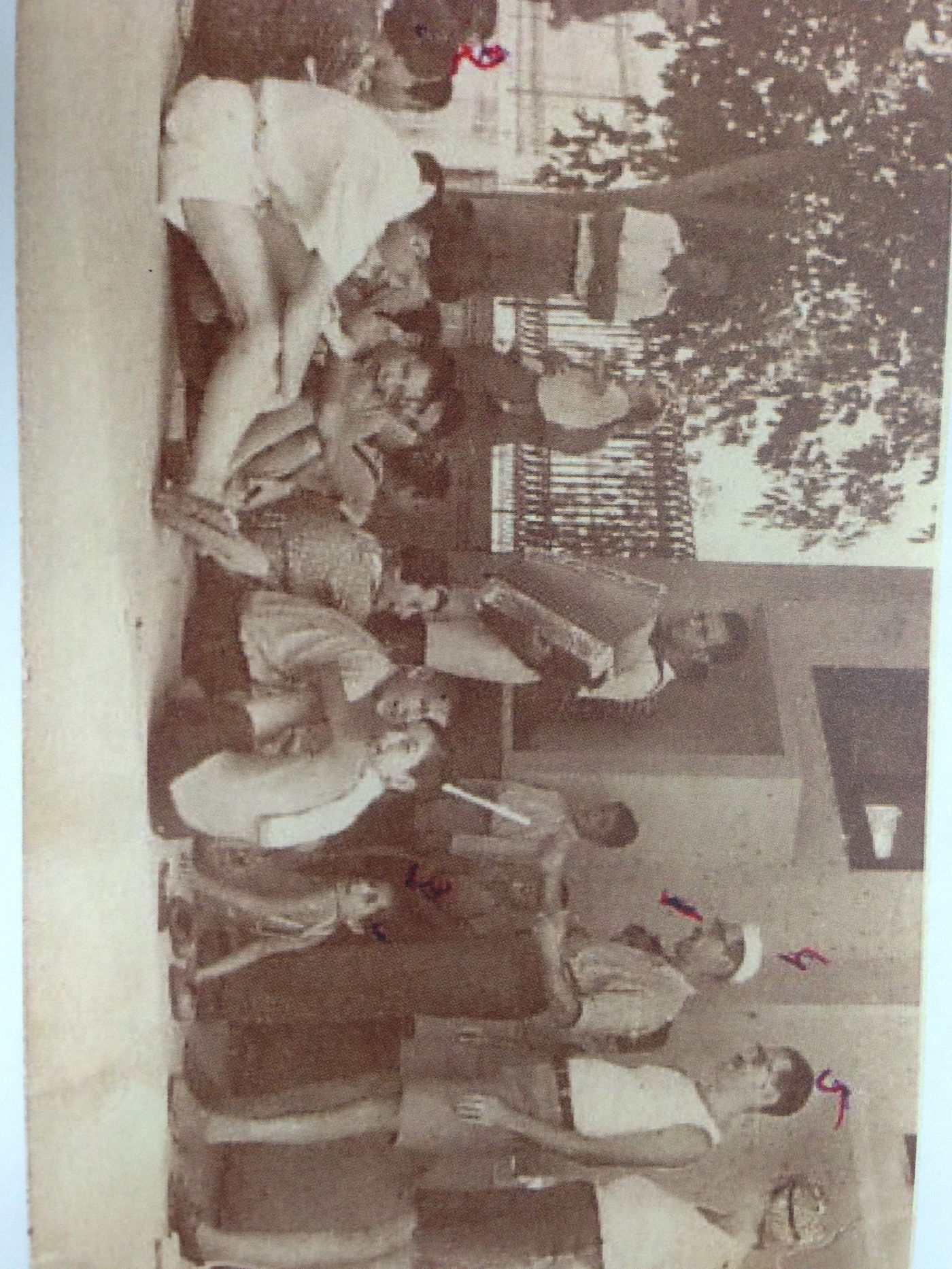 במחנה בביירות, שרה עם בני משפחתה