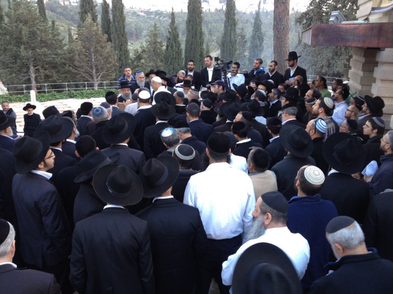 צפו: מאות בתפילה לרפואת הרב יעקב יוסף