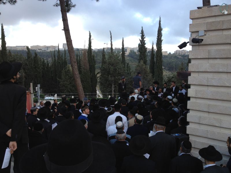 צפו: מאות בתפילה לרפואת הרב יעקב יוסף