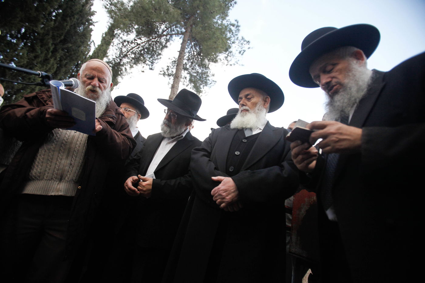 צפו: מאות בתפילה לרפואת הרב יעקב יוסף