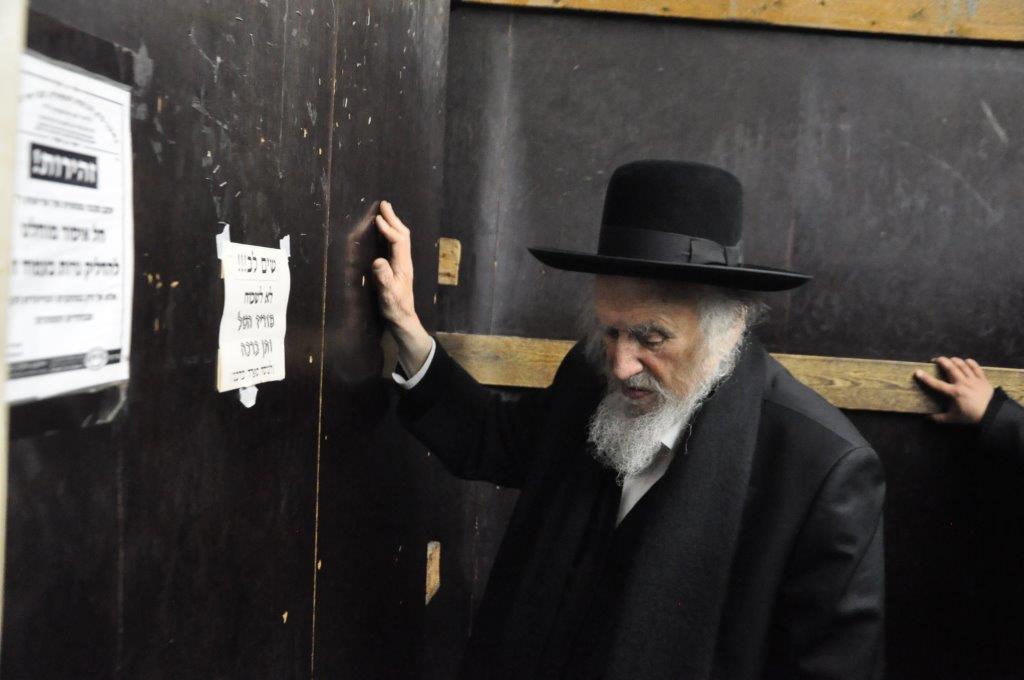 הרב אוירבך הגיע לבני-ברק, מאות התקהלו