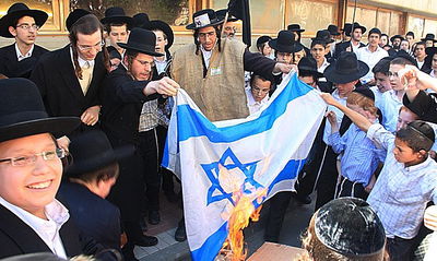 קיצונים שורפים את דגל ישראל ביום העצמאות