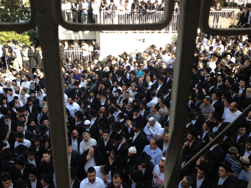 המונים נפרדים מהרב יעקב יוסף זצ"ל