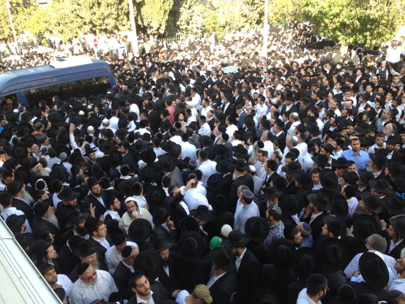 וכל בית ישראל יבכו: המונים בהלווית הגאון הרב יעקב יוסף זצ"ל