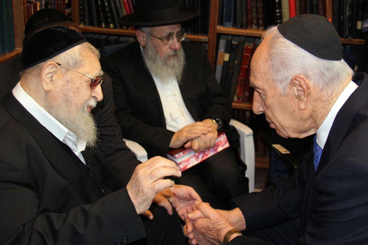 הנשיא פרס ניחם את הרב עובדיה: "אין נחמה לצער שלכם"