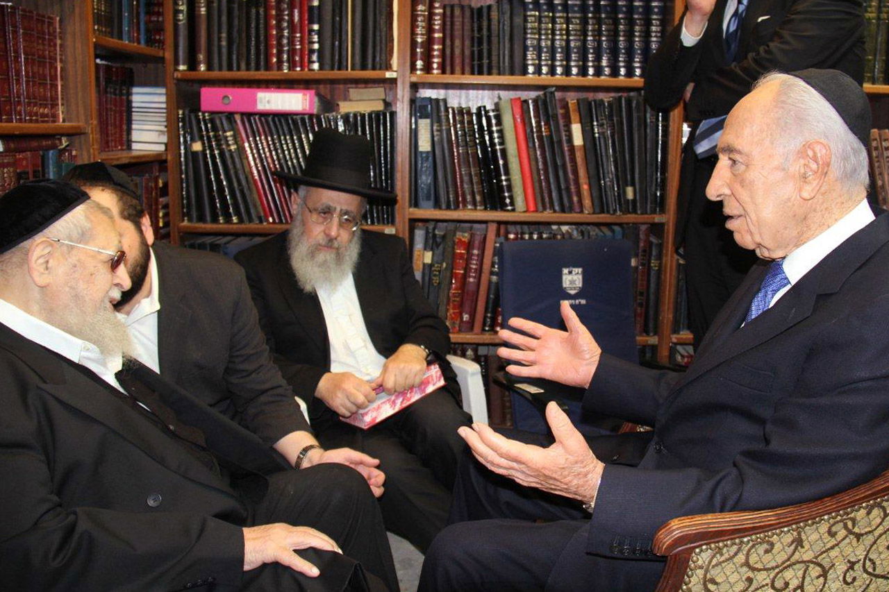 הנשיא פרס ניחם את הרב עובדיה: "אין נחמה לצער שלכם"