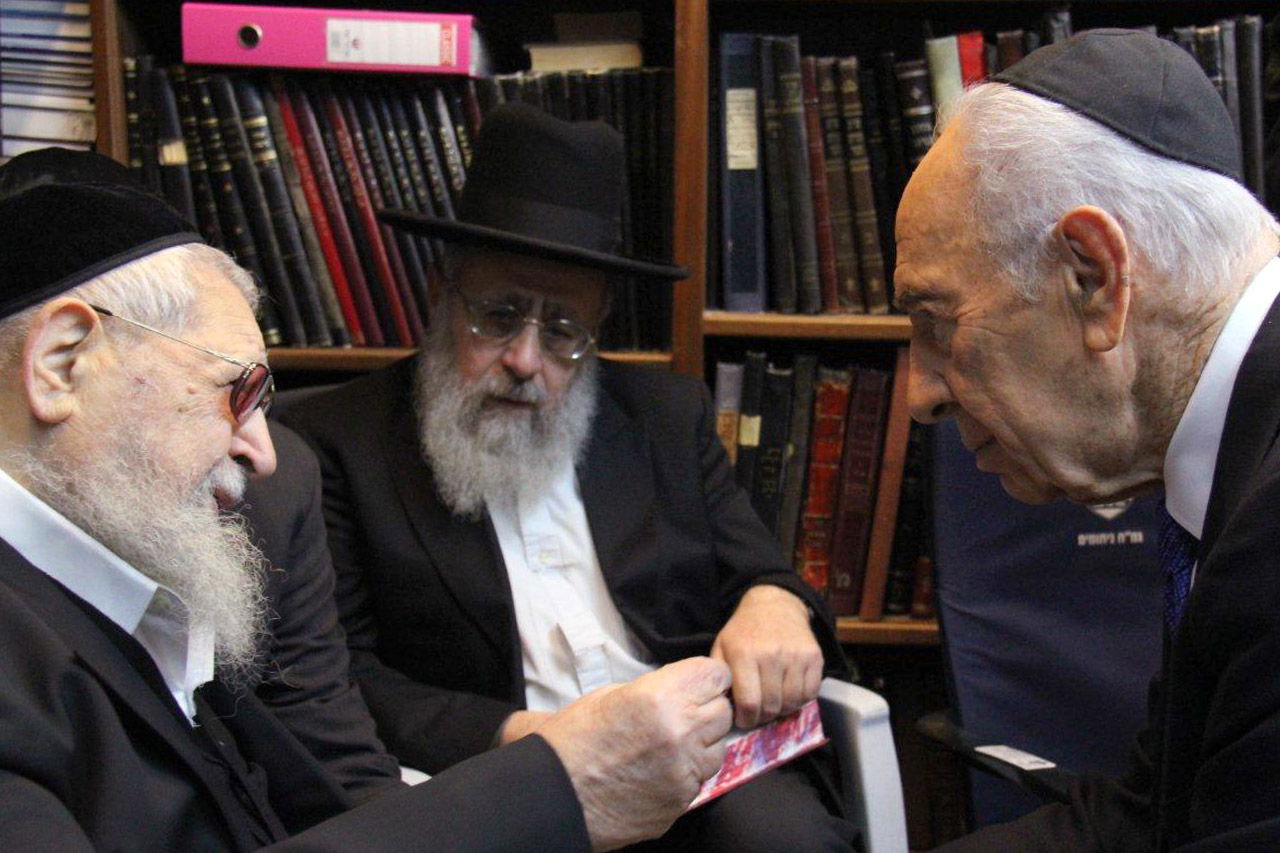 הנשיא פרס ניחם את הרב עובדיה: "אין נחמה לצער שלכם"