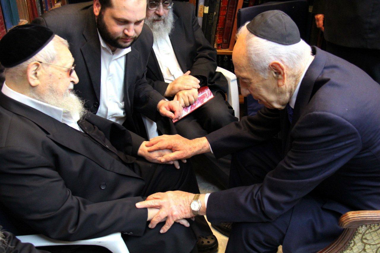 הנשיא פרס ניחם את הרב עובדיה: "אין נחמה לצער שלכם"