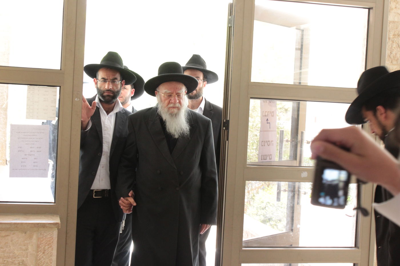 מנחמים את מרן הגר"ע יוסף • תיעוד מתוך הבית