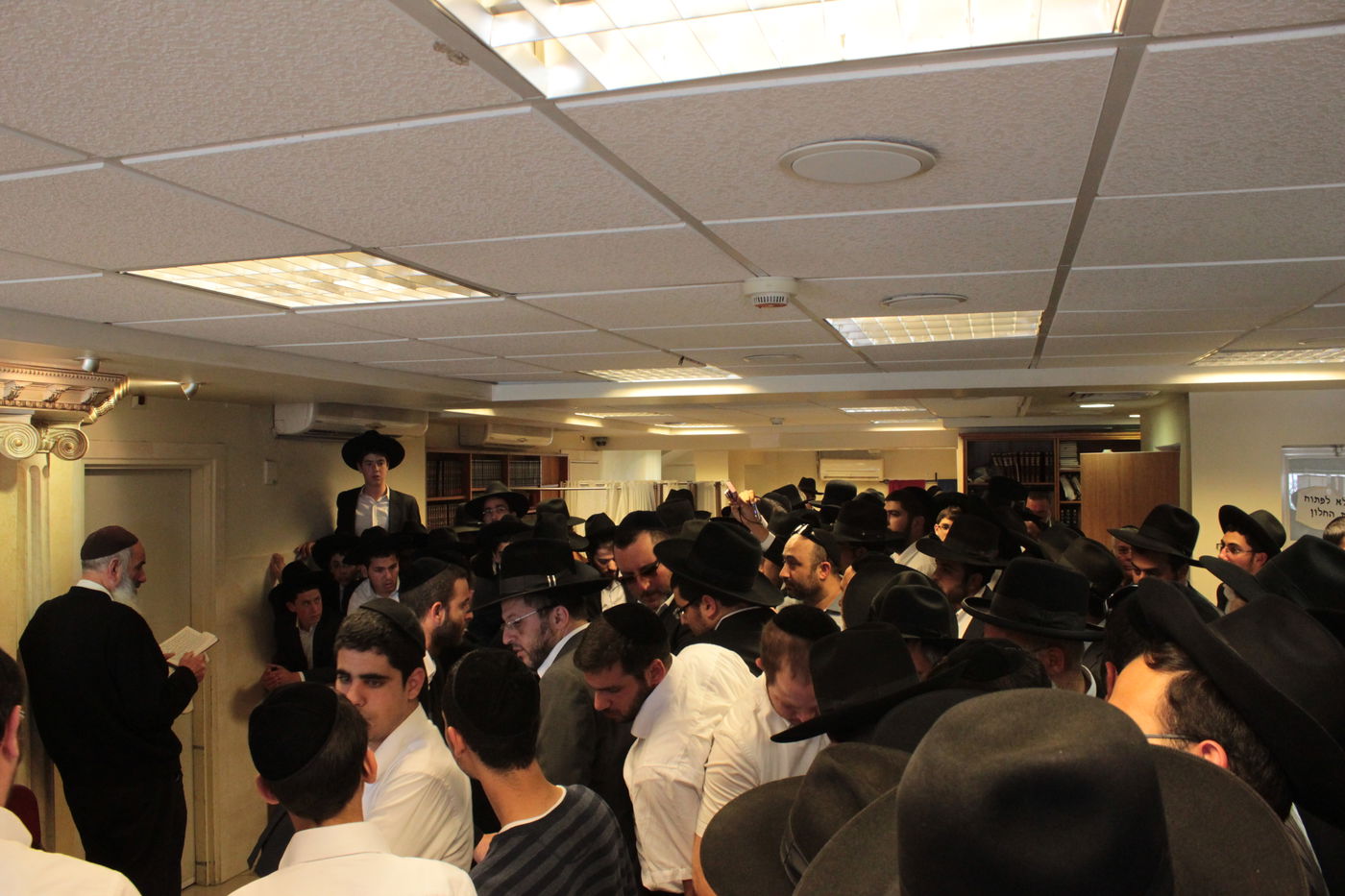 מנחמים את מרן הגר"ע יוסף • תיעוד מתוך הבית