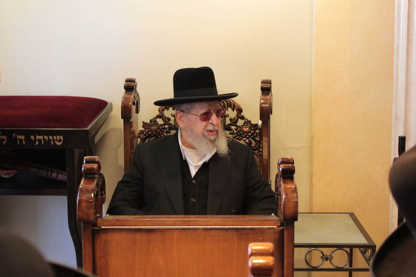 מנחמים את מרן הגר"ע יוסף • תיעוד מתוך הבית