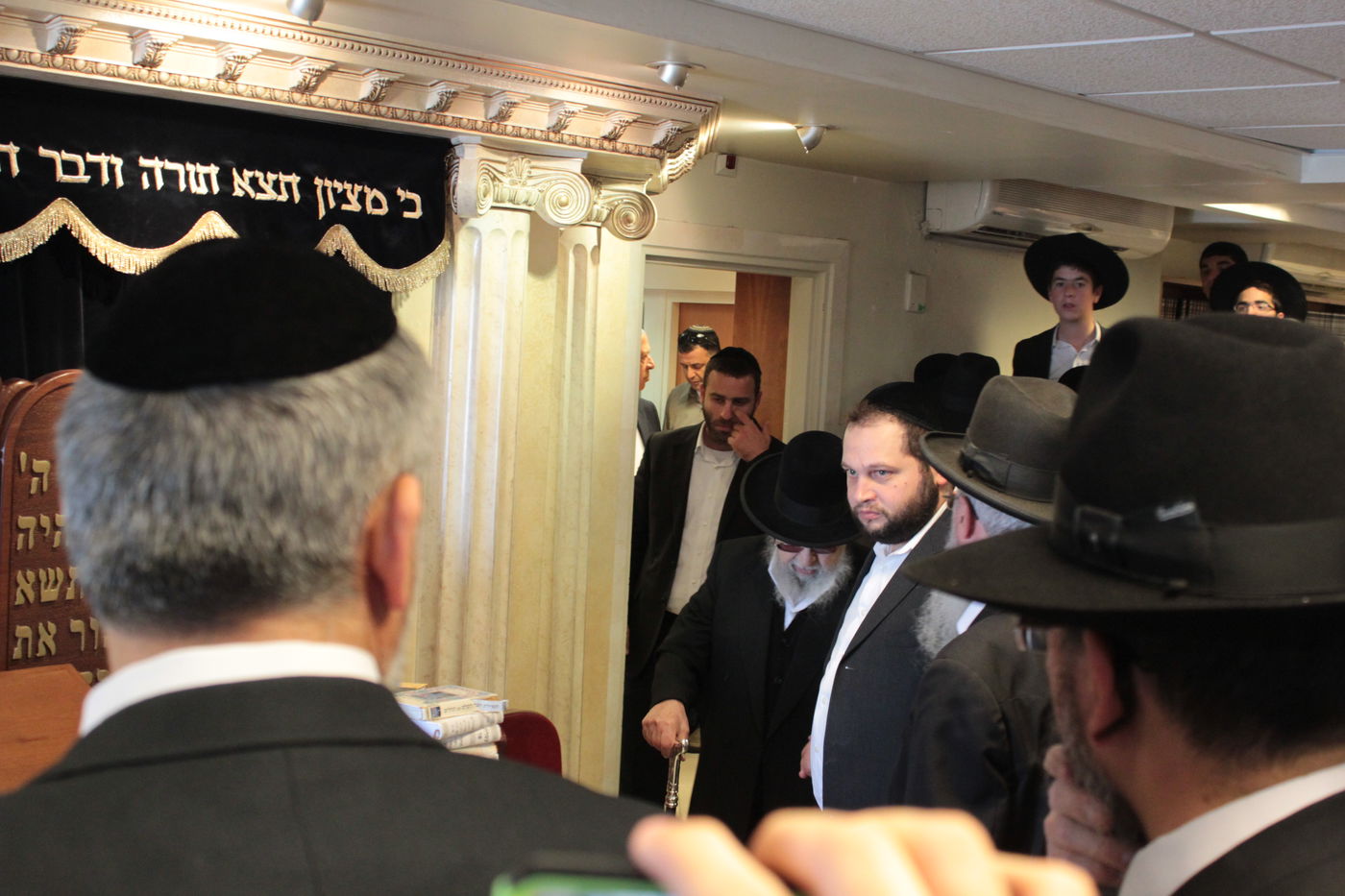 מנחמים את מרן הגר"ע יוסף • תיעוד מתוך הבית