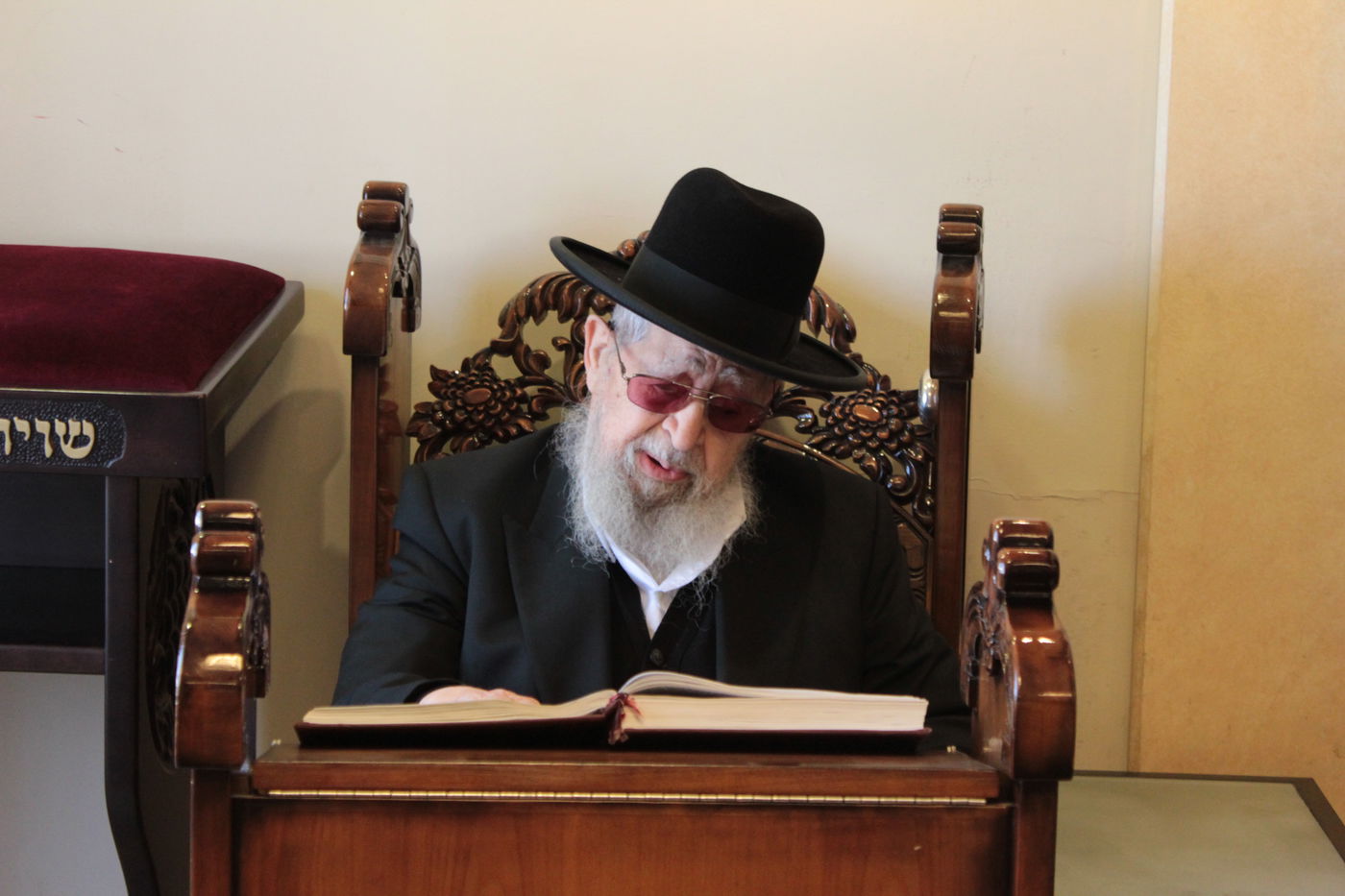 מנחמים את מרן הגר"ע יוסף • תיעוד מתוך הבית