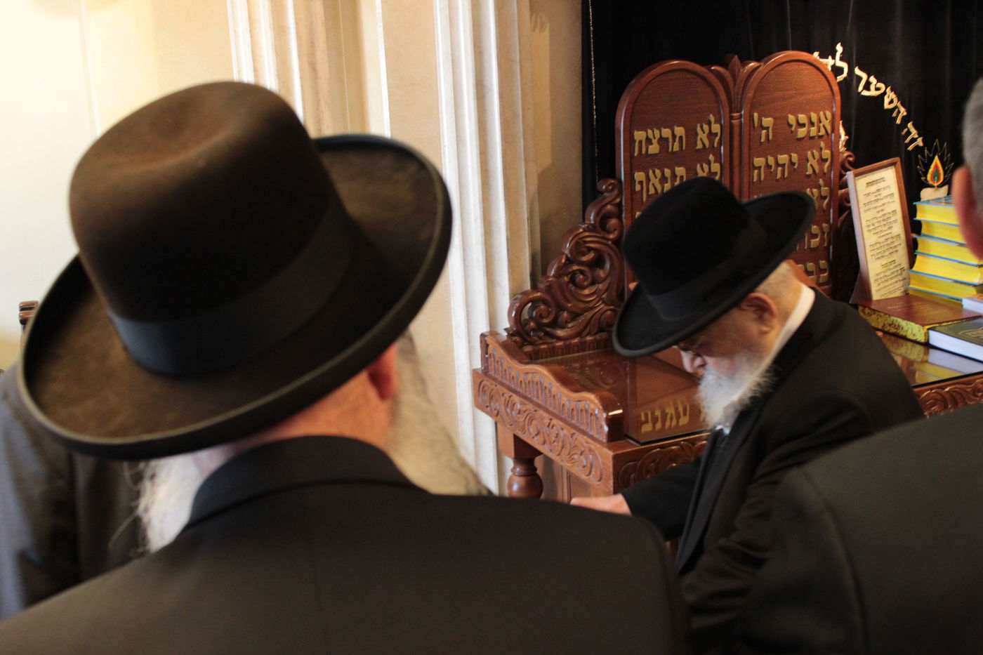 מנחמים את מרן הגר"ע יוסף • תיעוד מתוך הבית