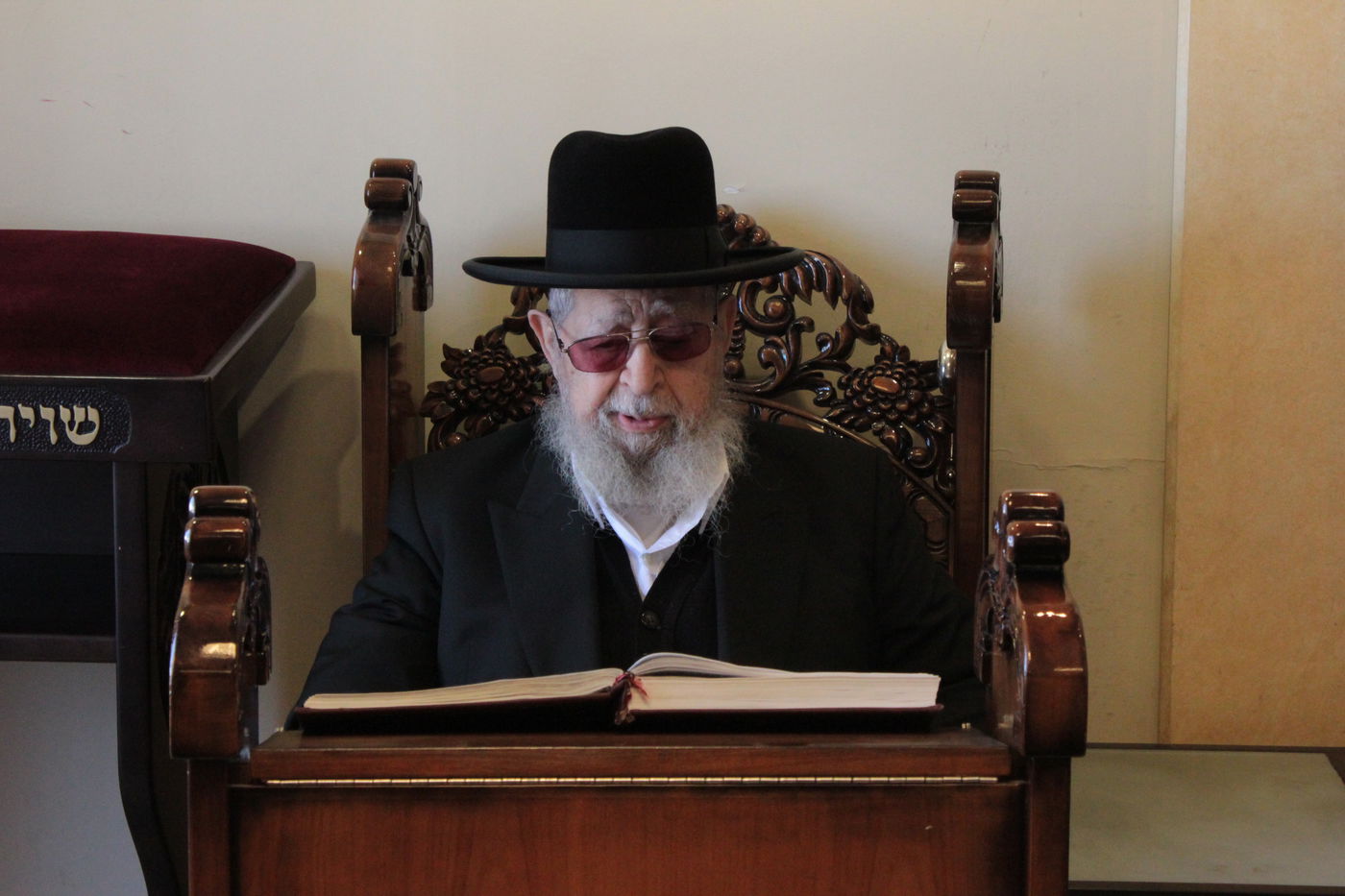 מנחמים את מרן הגר"ע יוסף • תיעוד מתוך הבית