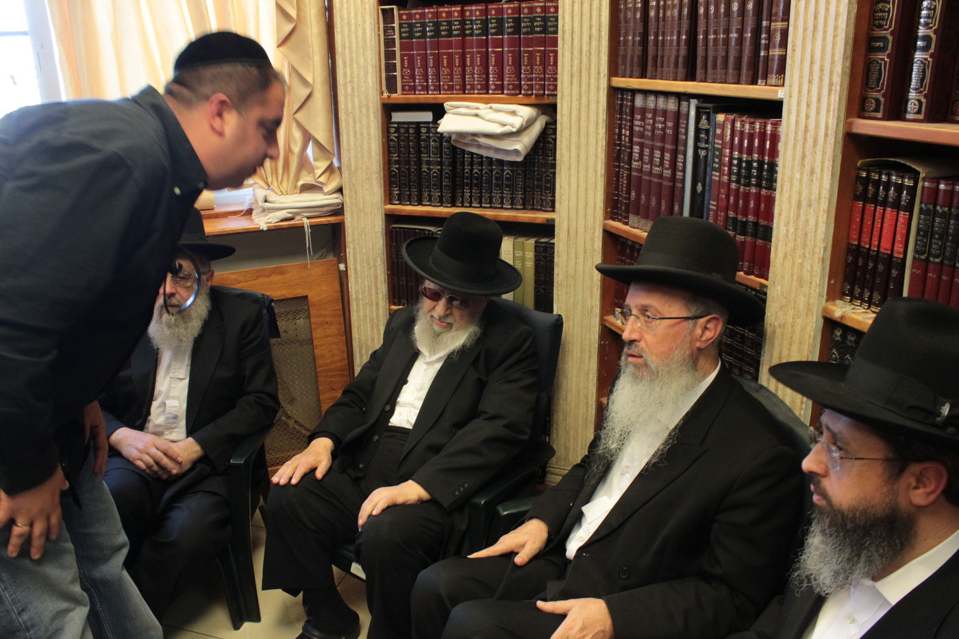 מנחמים את מרן הגר"ע יוסף • תיעוד מתוך הבית