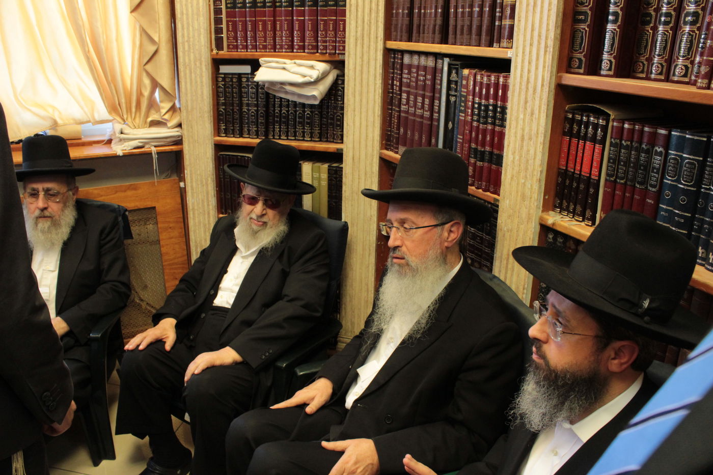 מנחמים את מרן הגר"ע יוסף • תיעוד מתוך הבית