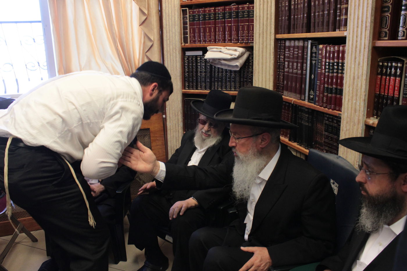 מנחמים את מרן הגר"ע יוסף • תיעוד מתוך הבית