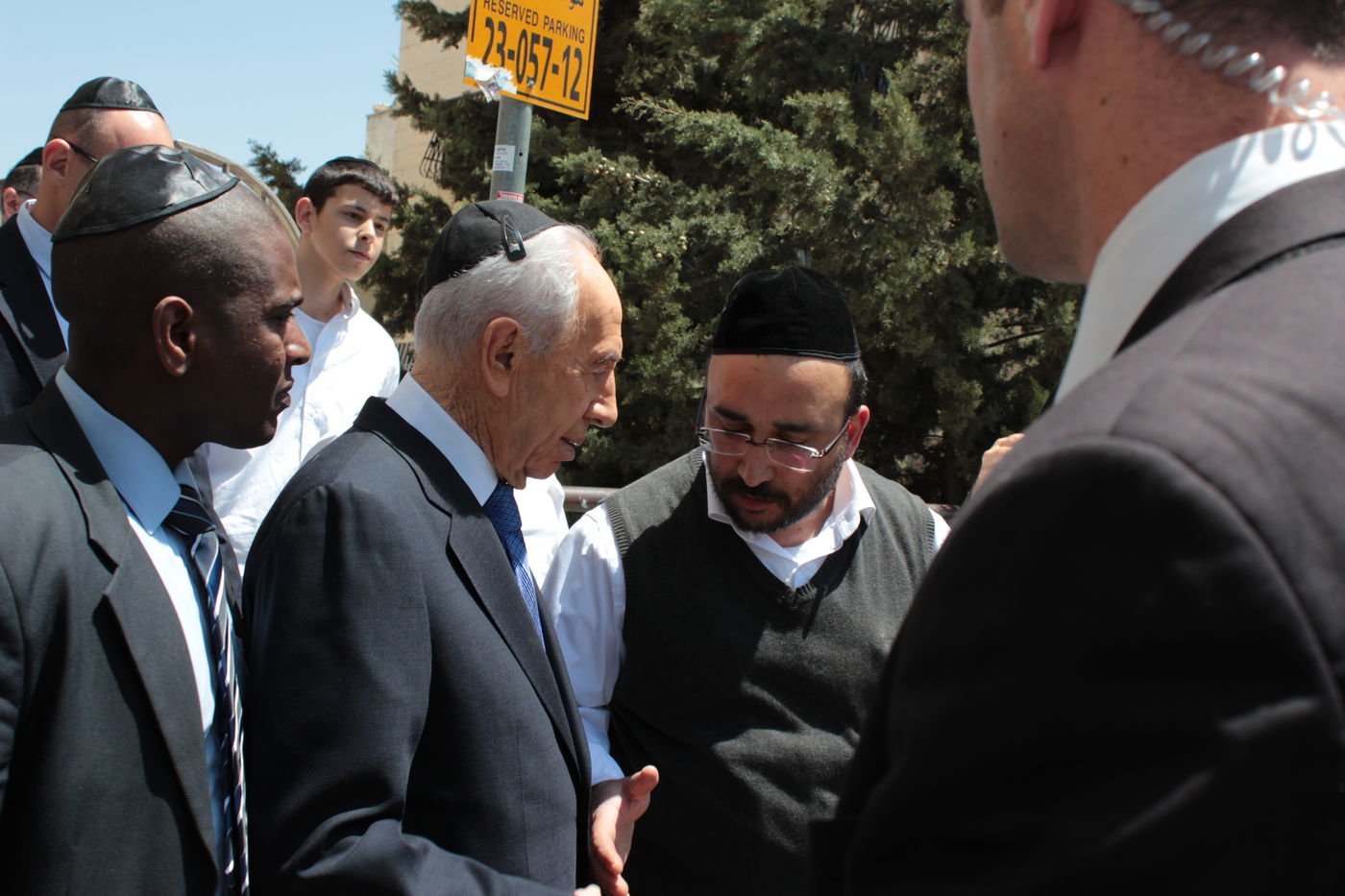 מנחמים את מרן הגר"ע יוסף • תיעוד מתוך הבית