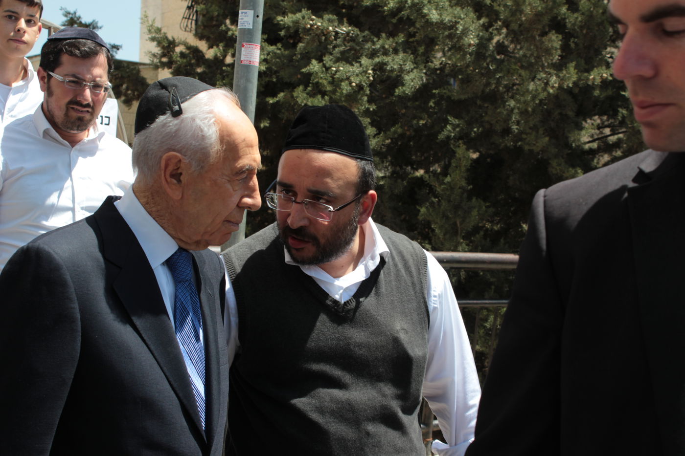 מנחמים את מרן הגר"ע יוסף • תיעוד מתוך הבית