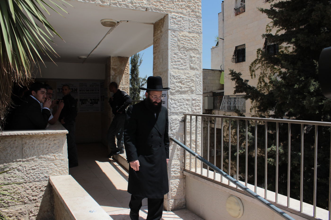 מנחמים את מרן הגר"ע יוסף • תיעוד מתוך הבית