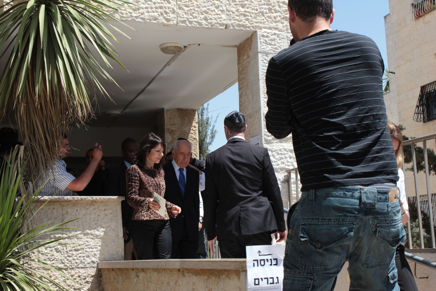 מנחמים את מרן הגר"ע יוסף • תיעוד מתוך הבית