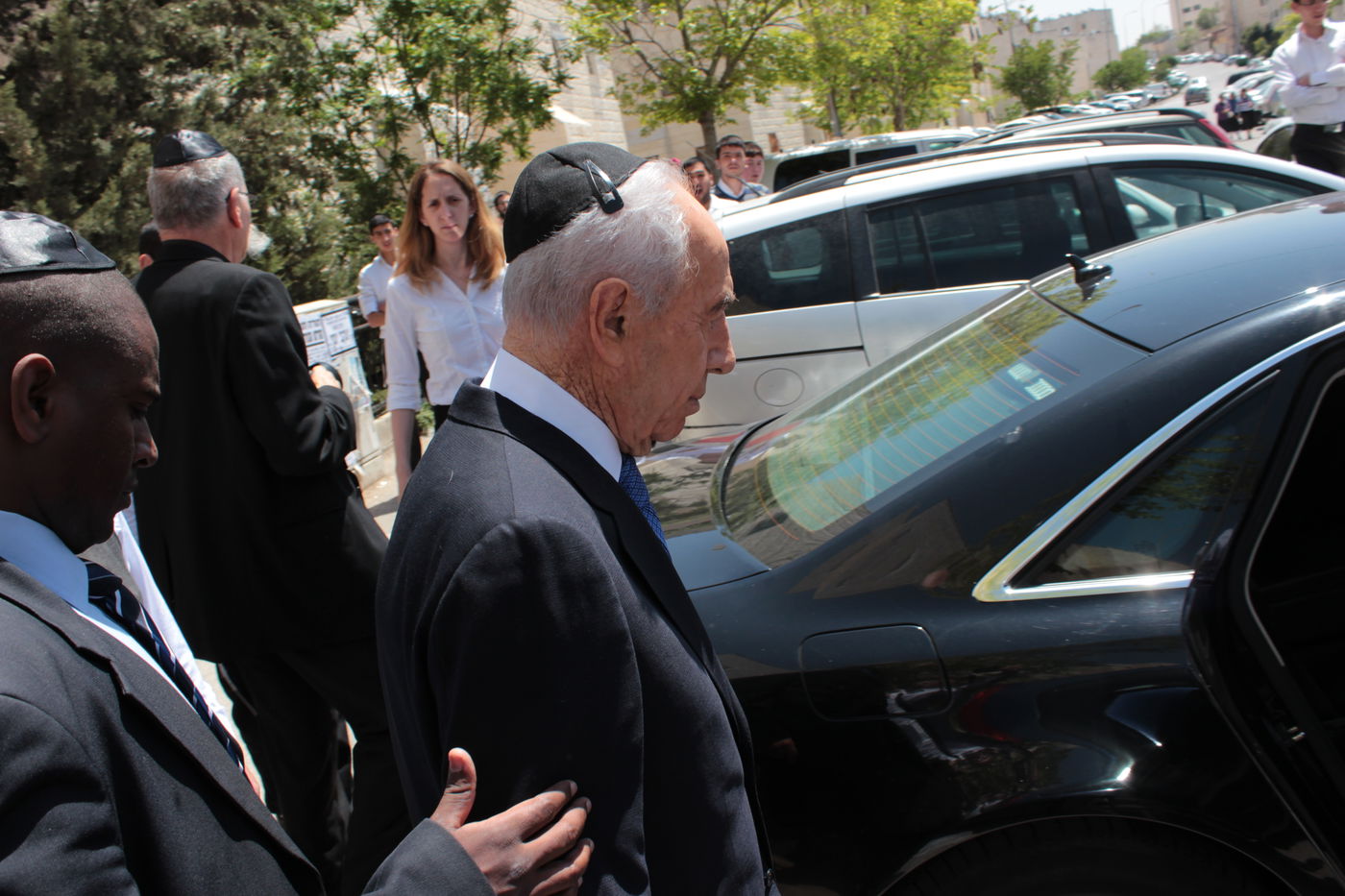 מנחמים את מרן הגר"ע יוסף • תיעוד מתוך הבית