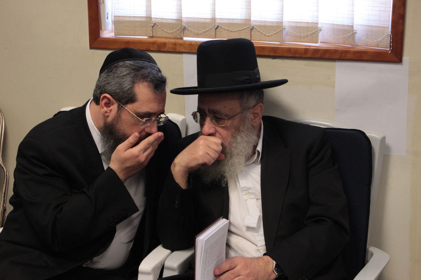 מנחמים את מרן הגר"ע יוסף • תיעוד מתוך הבית