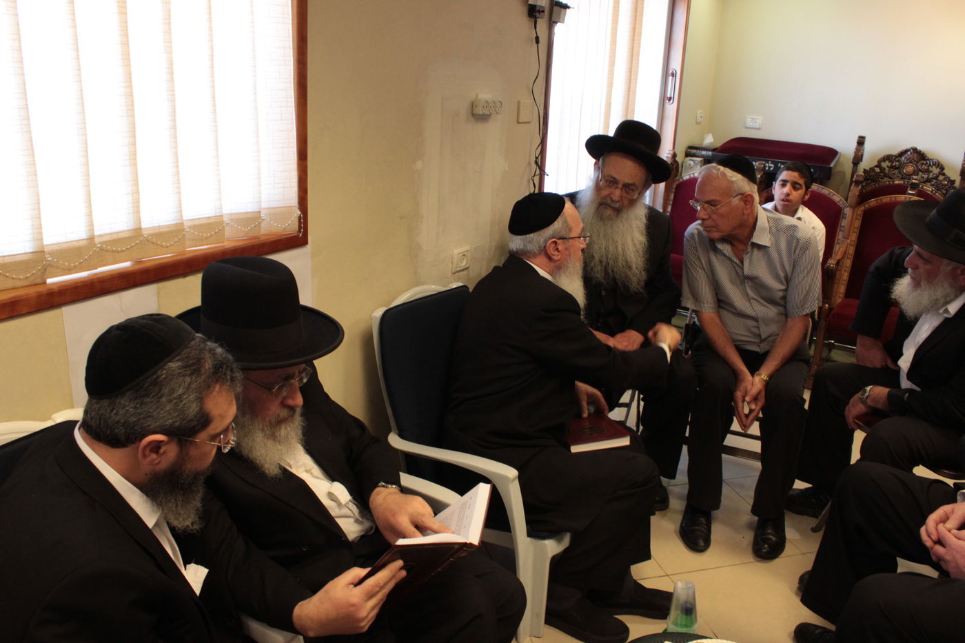 מנחמים את מרן הגר"ע יוסף • תיעוד מתוך הבית